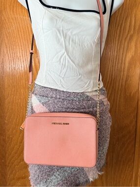 MICHAEL KORS JET SET ITEM SAFFIANO LEATHER CROSSBODY BAG PALE PINK